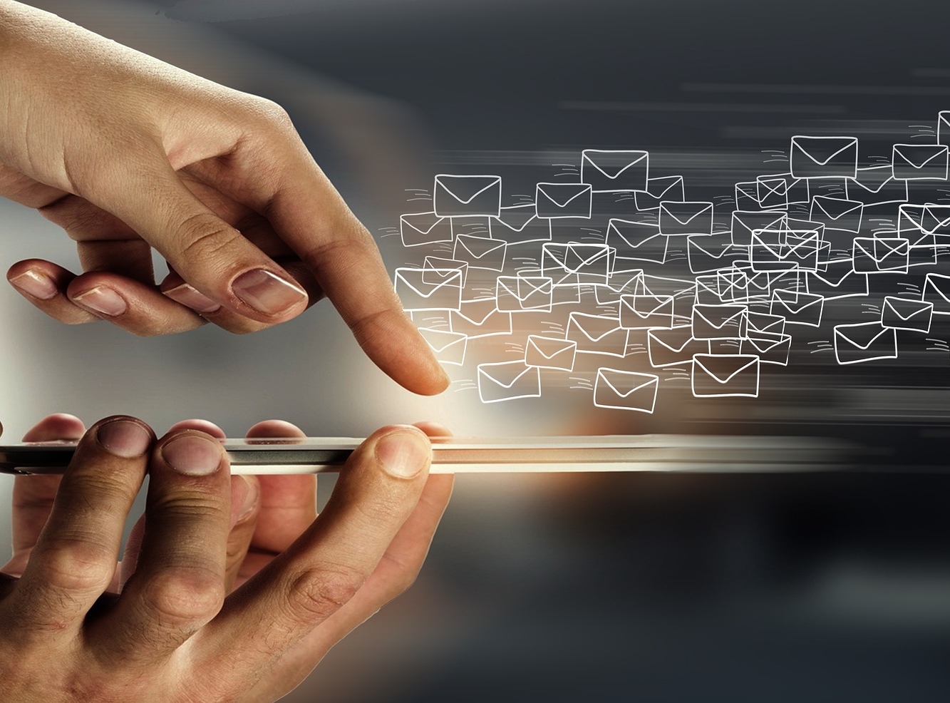 Hand, die ein Telefon hält, während eine Hand das Telefon benutzt