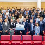 Gruppenbild mit rund 80 Wissenschaftlerinnen und Wissenschaftlern in einem Hörsaal. 