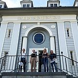 Vier Personen stehen vor der Aula der TU Clausthal