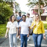 Fünf Studierende laufen über den Campus der TU Clausthal. 