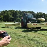 Landmaschine, die über einen Acker fährt. 