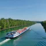 Schiff fährt über Binnenwasser.