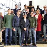 Personen stehen nebeneinander auf der Treppe 