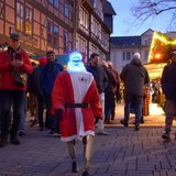 Humanoider Roboter läuft über einen Weihnachtsmarkt. 