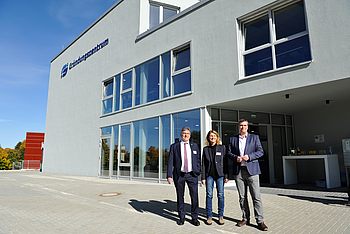 Drei Personen stehen vor dem Gründungszentrum von Clausthal-Zellerfeld