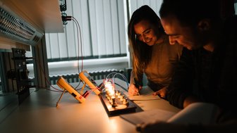 Zwei Studierende führen ein Experiment durch