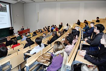 Studierende im Hörsaal bei einer Vorlesung