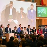 Absolventinnen und Absolventen erhalten ihre Urkunden.